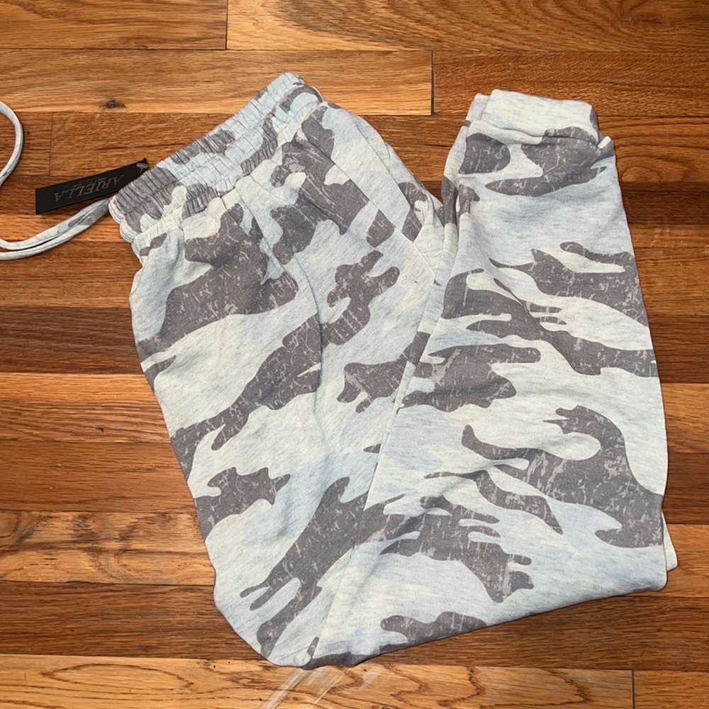 NWT! Ariella Camo Hem Joggers